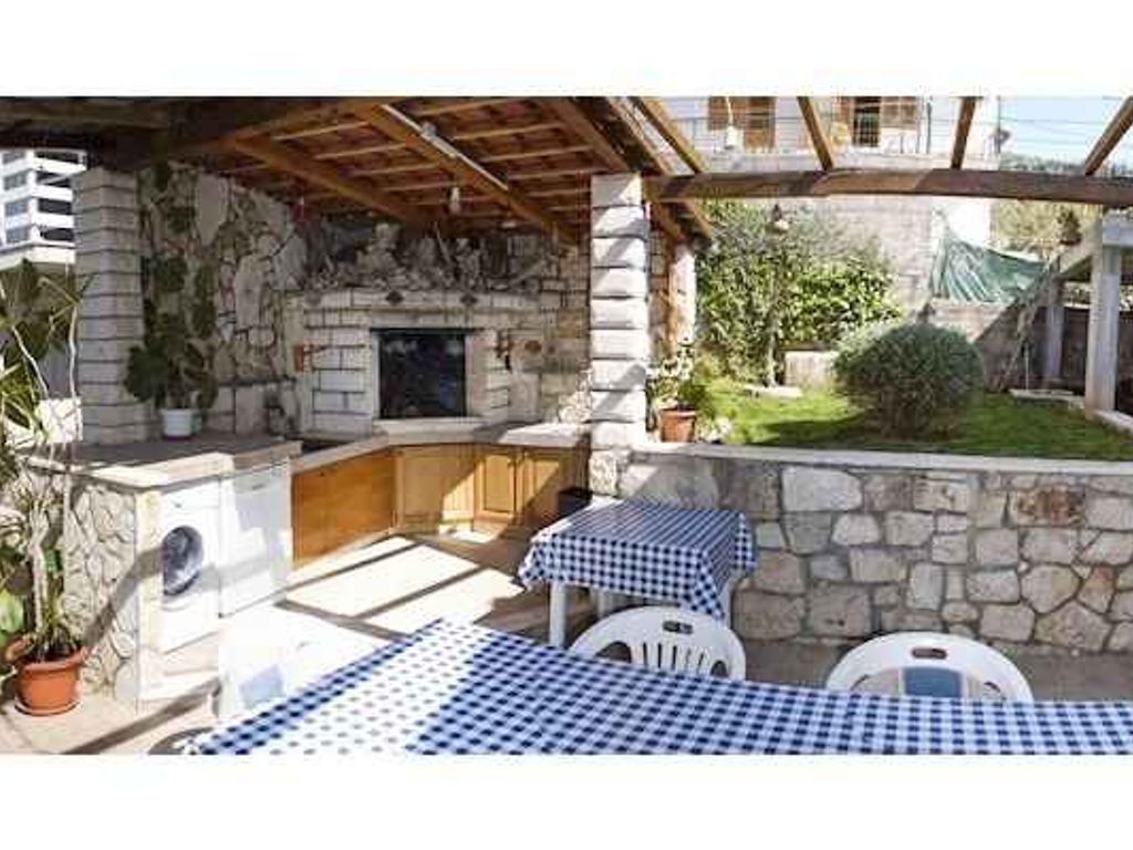 Ferienwohnung mit Klimaanlage und Terrasse am Meer, in Komarna