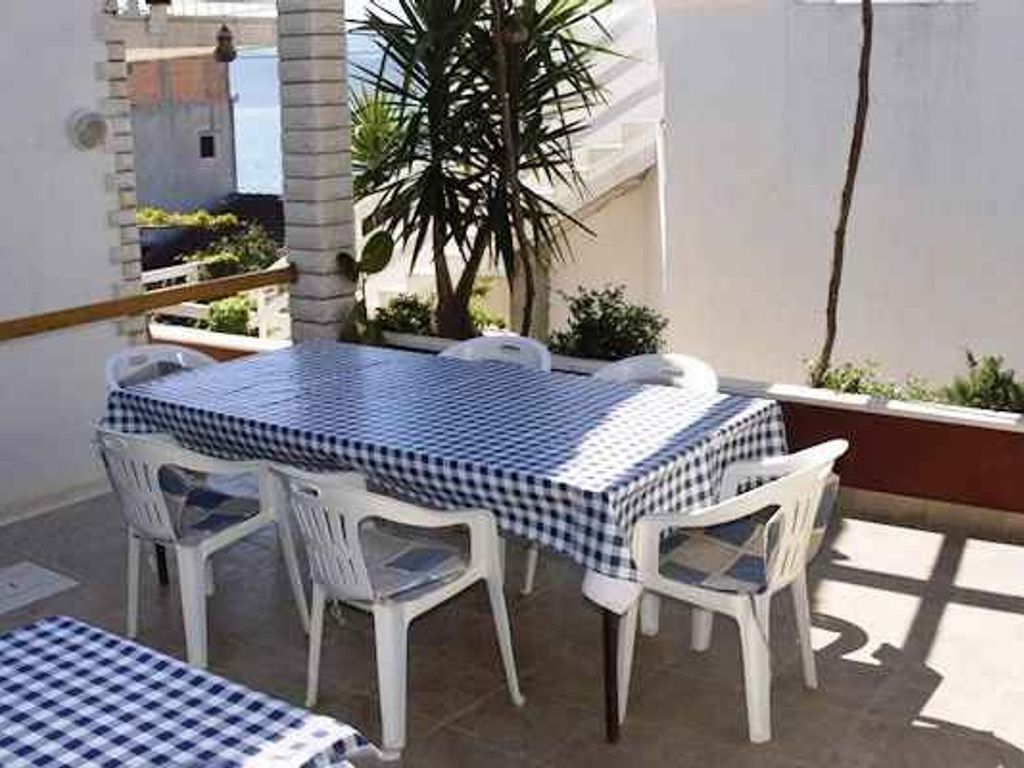 Ferienwohnung mit Klimaanlage und Terrasse am Meer, in Komarna