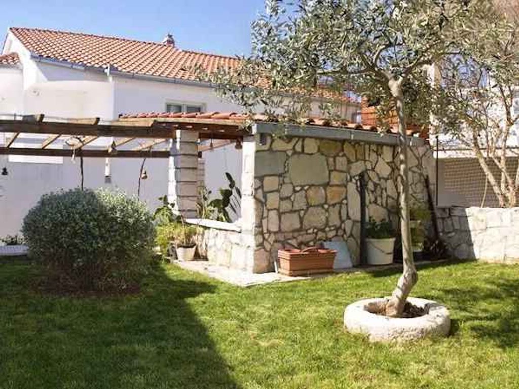 Ferienwohnung mit Klimaanlage und Terrasse am Meer, in Komarna
