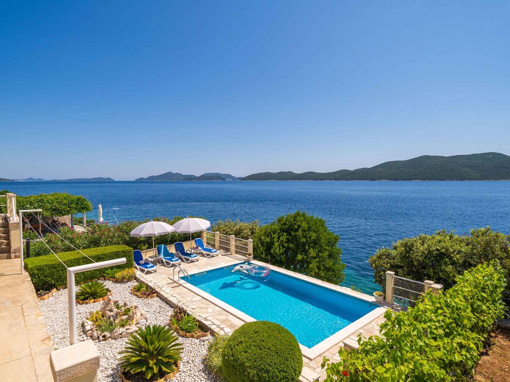 Ferienhaus mit Pool und Meerblick