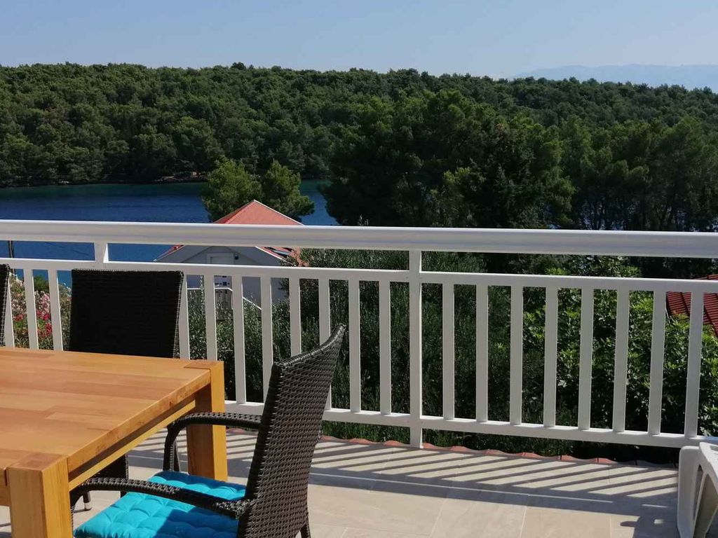 Ferienwohnung mit Klimaanlage, Terrasse und Meerblick in Vrboska