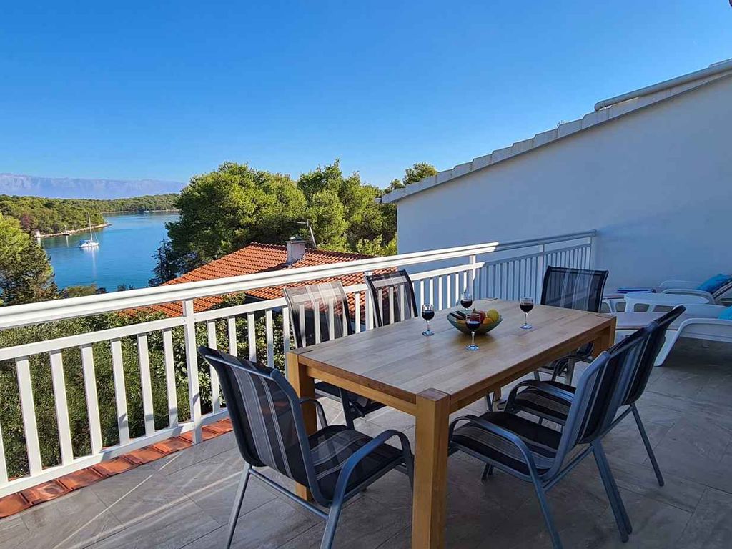 Ferienwohnung mit Klimaanlage, Terrasse und Meerblick in Vrboska