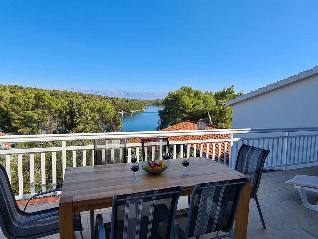 Ferienwohnung mit Klimaanlage, Terrasse und Meerblick in Vrboska