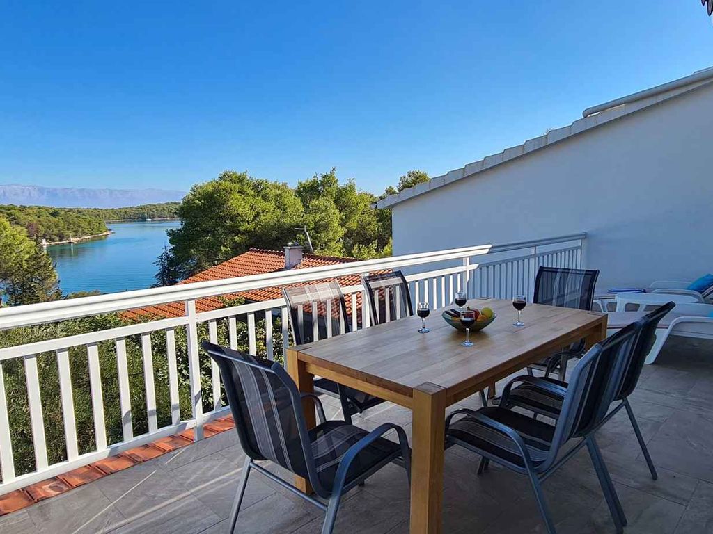 Ferienwohnung mit Klimaanlage, Terrasse und Meerblick in Vrboska