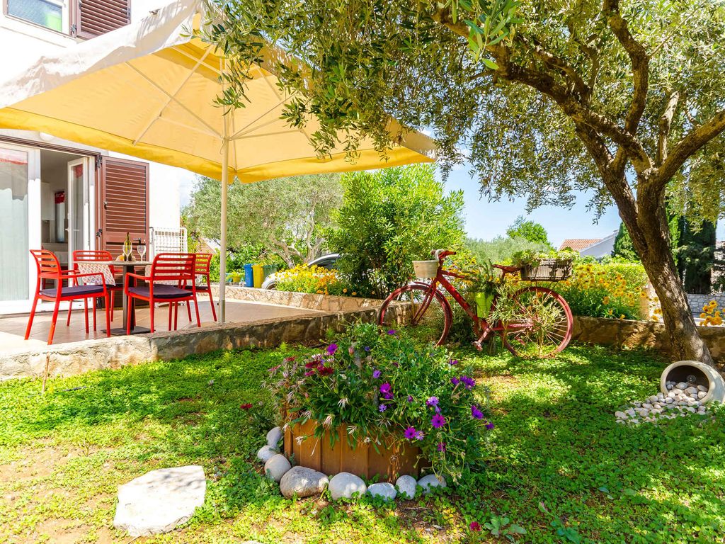 Ferienwohnung mit Terrasse im Grünen