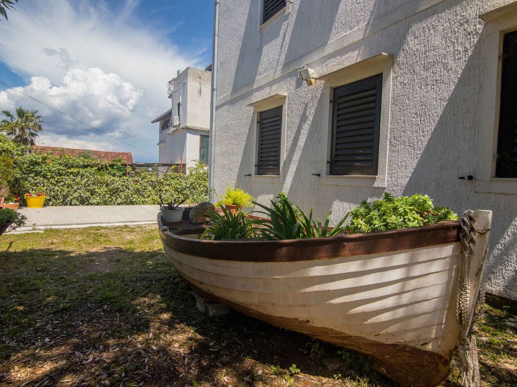 Ferienwohnung mit Terrasse im Grünen