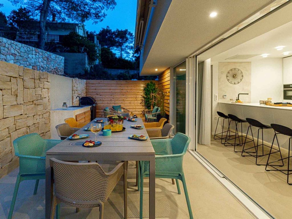Villa mit Pool und Jacuzzi