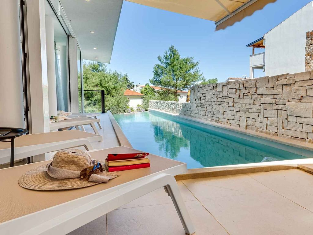 Villa mit Pool und Jacuzzi