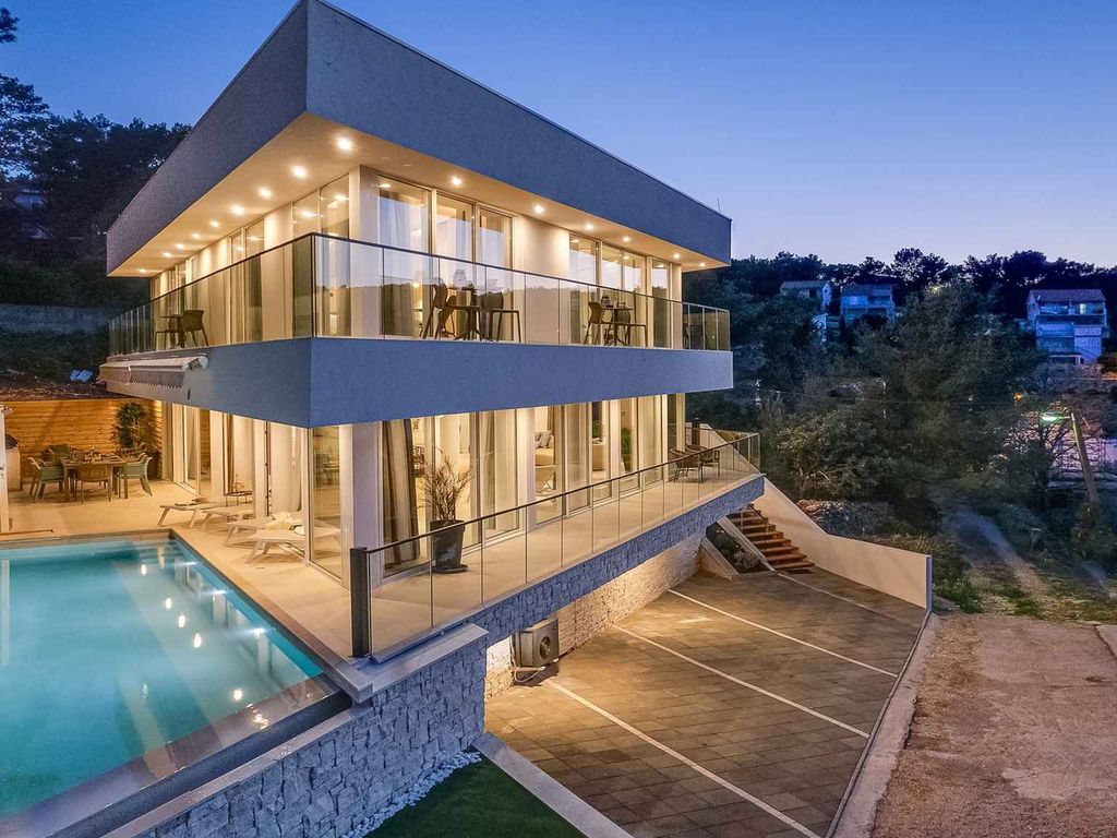 Villa mit Pool und Jacuzzi