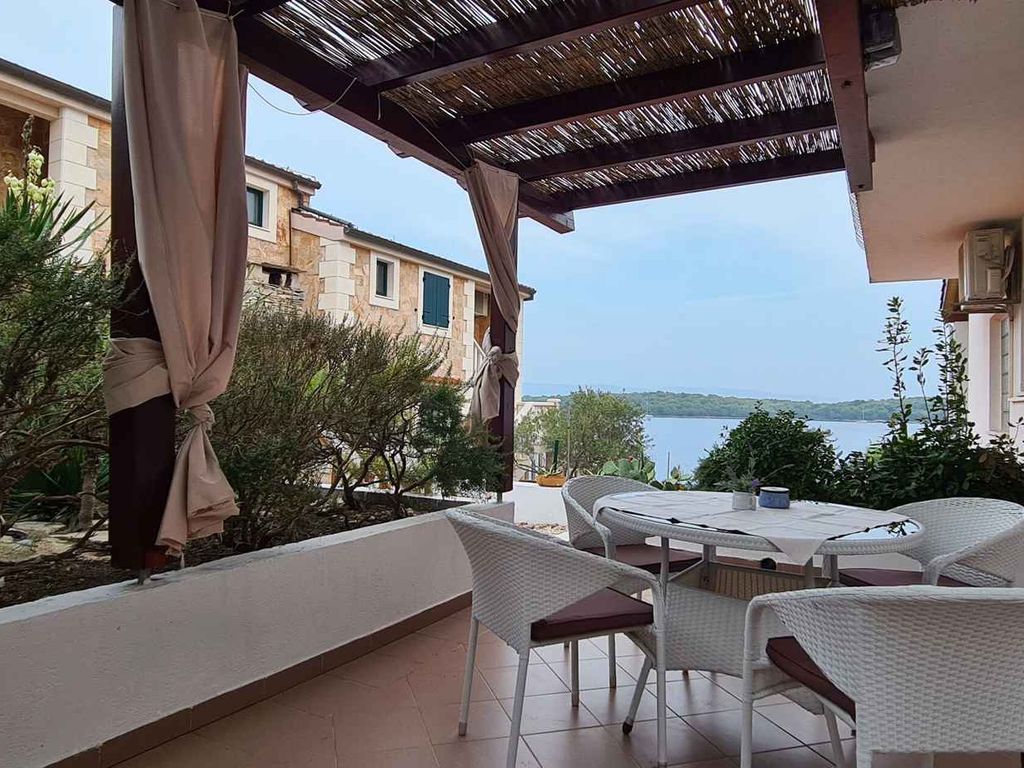 Ferienwohnung mit Gemeinschaftspool und Meerblick