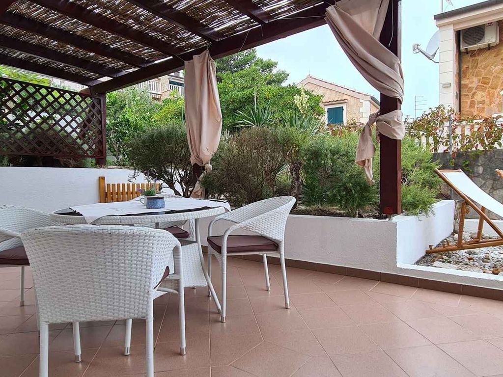 Ferienwohnung mit Gemeinschaftspool und Meerblick