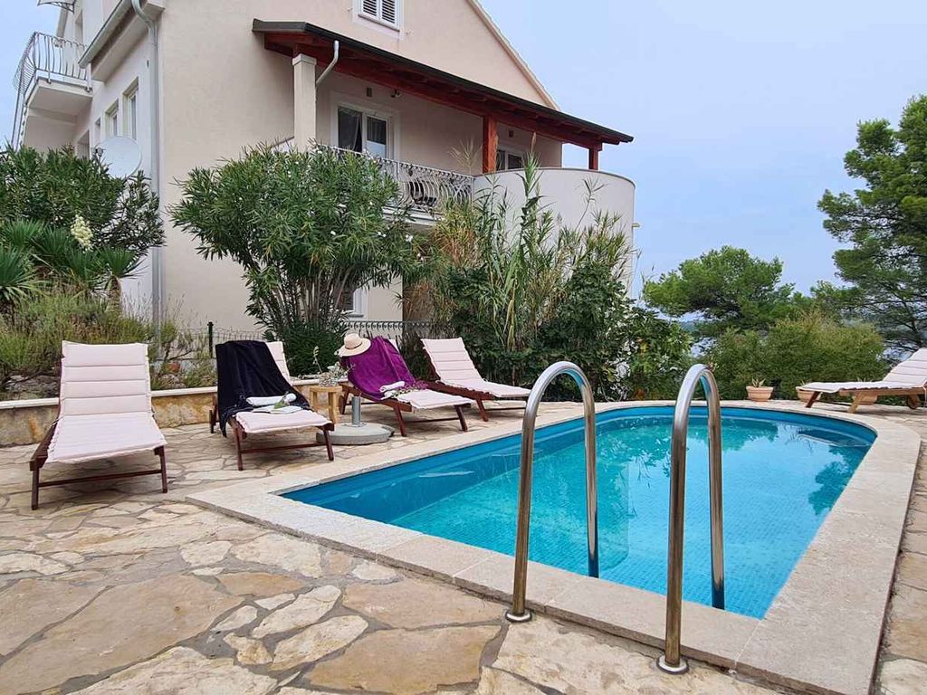 Ferienwohnung mit Gemeinschaftspool und Meerblick