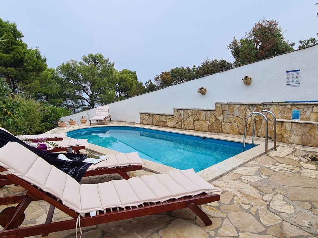 Ferienwohnung mit Gemeinschaftspool und Meerblick
