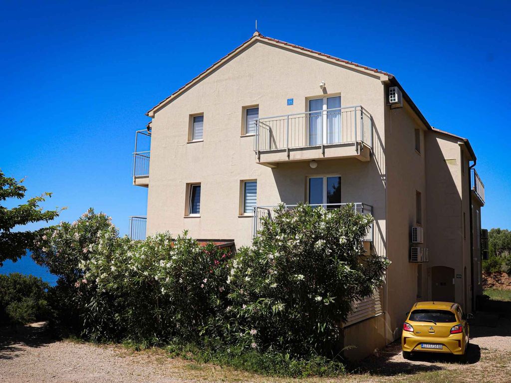 Ferienwohnung mit Klimaanlage, Terrasse und Meerblick in Zavala