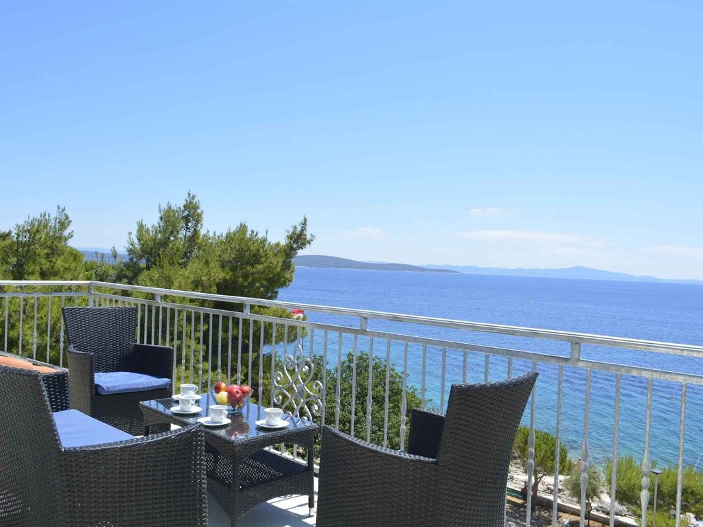Ferienwohnung mit Klimaanlage und Terrasse, direkt am Meer in Ivan Dolac