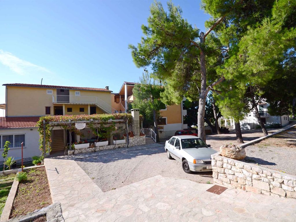 Ferienwohnung mit Klimaanlage und Terrasse, direkt am Meer in Ivan Dolac