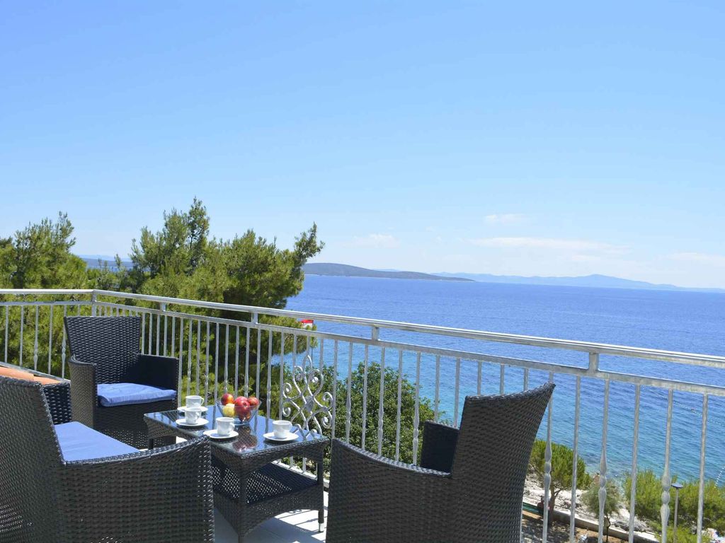 Ferienwohnung mit Klimaanlage und Terrasse, direkt am Meer in Ivan Dolac