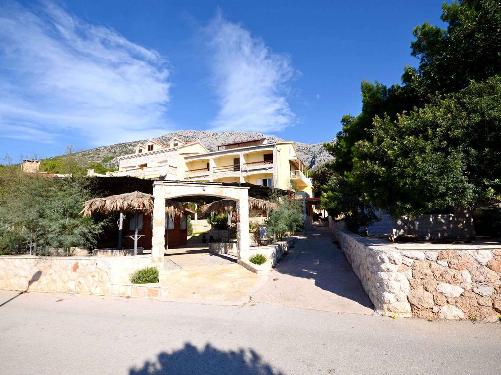 Ferienwohnung mit Klimaanlage und Terrasse, direkt am Meer in Ivan Dolac