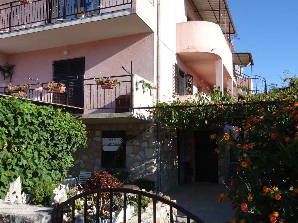 Ferienwohnung mit Klimaanlage und Balkon in Stari Grad
