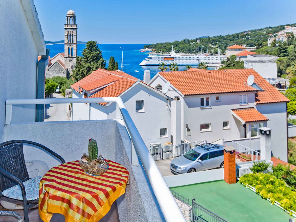 Ferienwohnung mit Klimaanlage, Balkon und Meerblick in Hvar