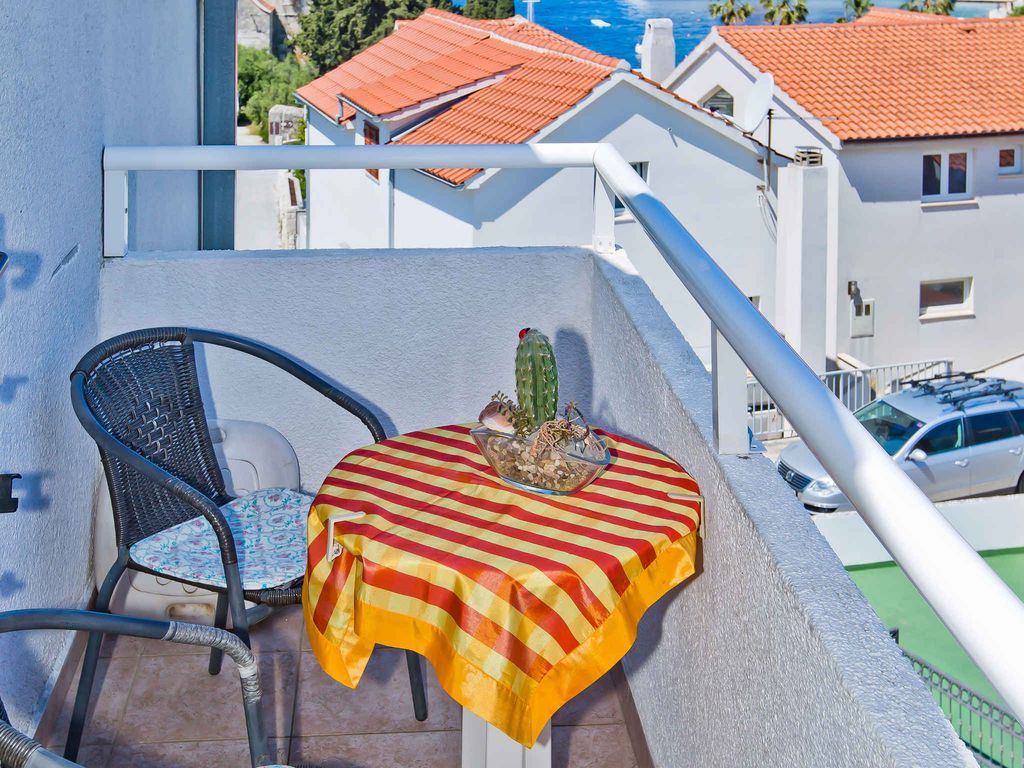 Ferienwohnung mit Klimaanlage, Balkon und Meerblick in Hvar