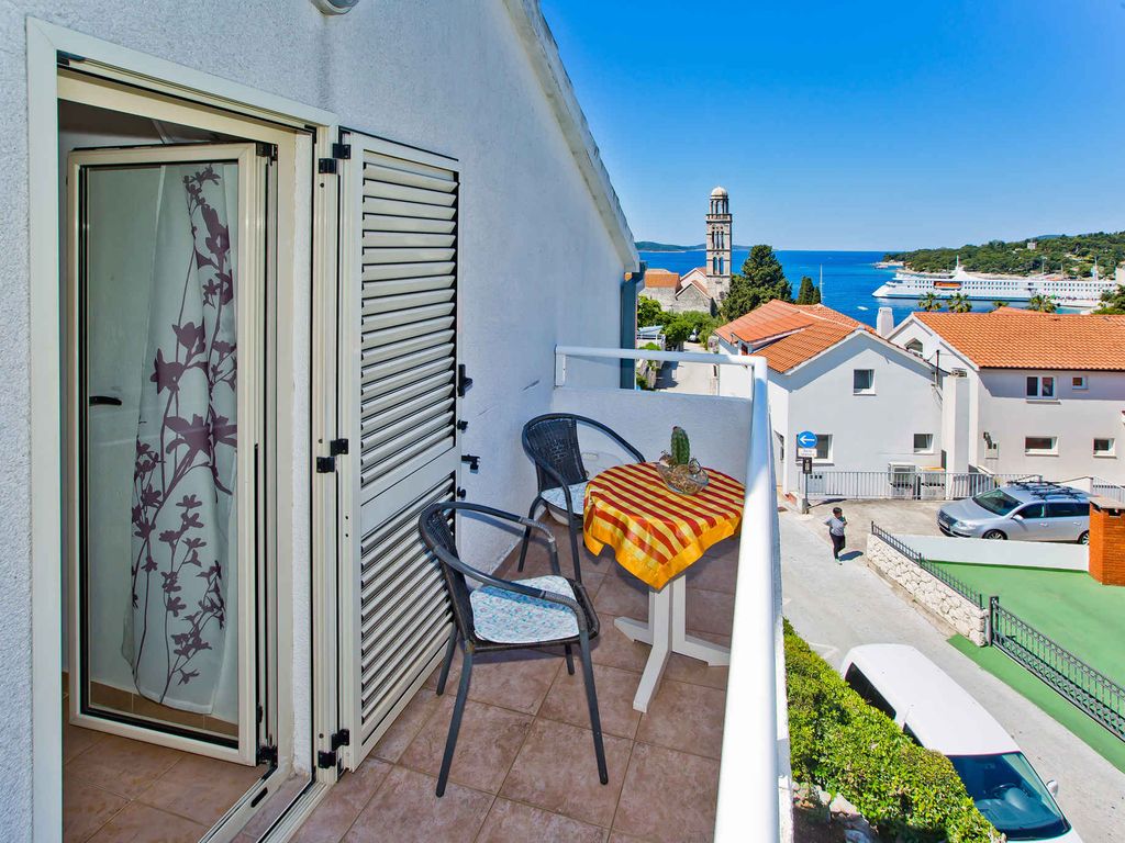 Ferienwohnung mit Klimaanlage, Balkon und Meerblick in Hvar