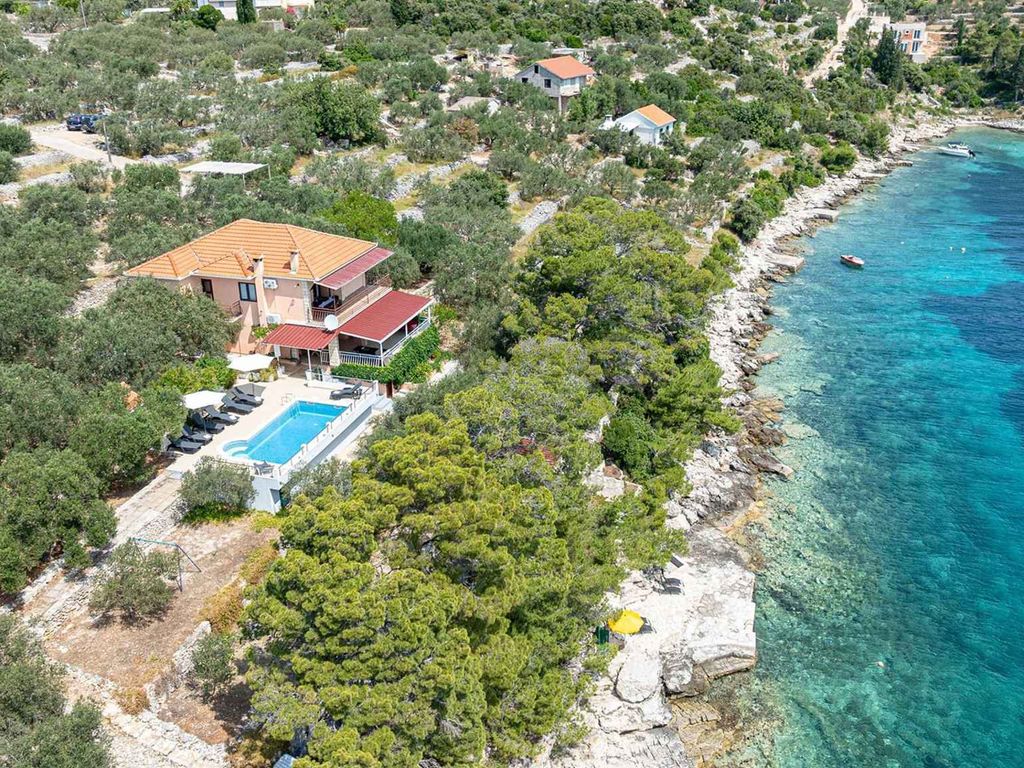 Ferienhaus mit Pool und Meerblick