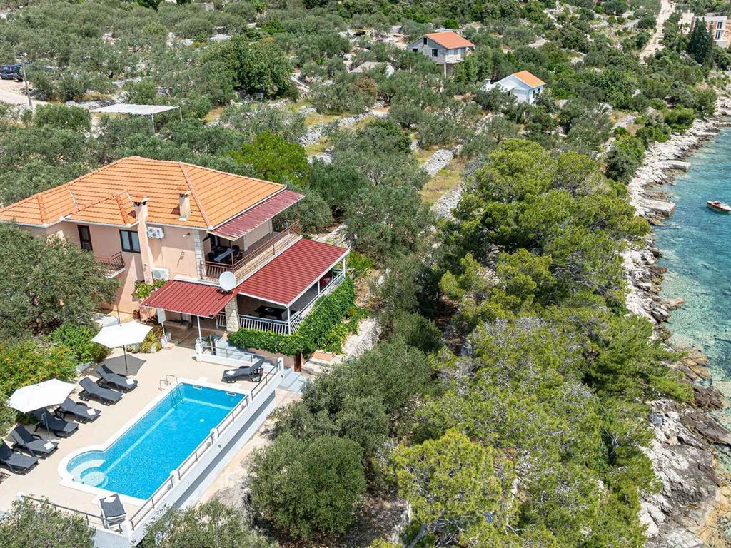 Ferienhaus mit Pool und Meerblick