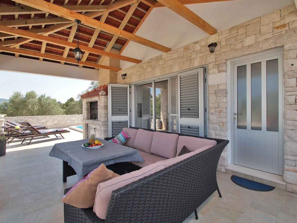 Ferienhaus mit Terrasse und Pool