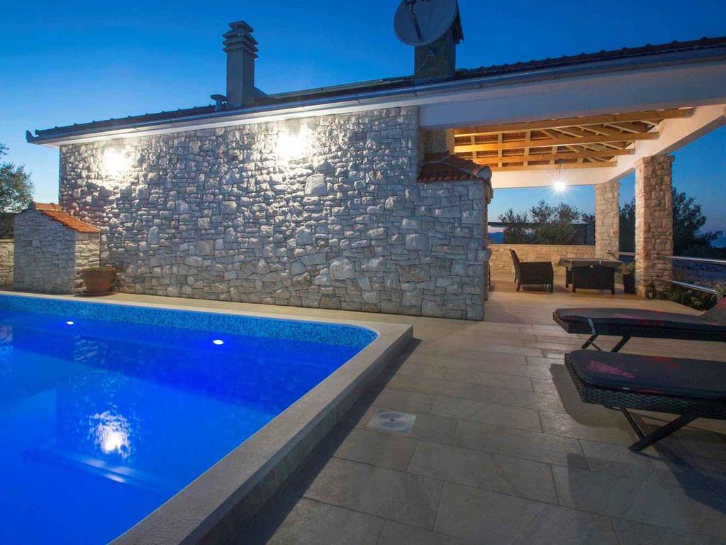 Ferienhaus mit Terrasse und Pool