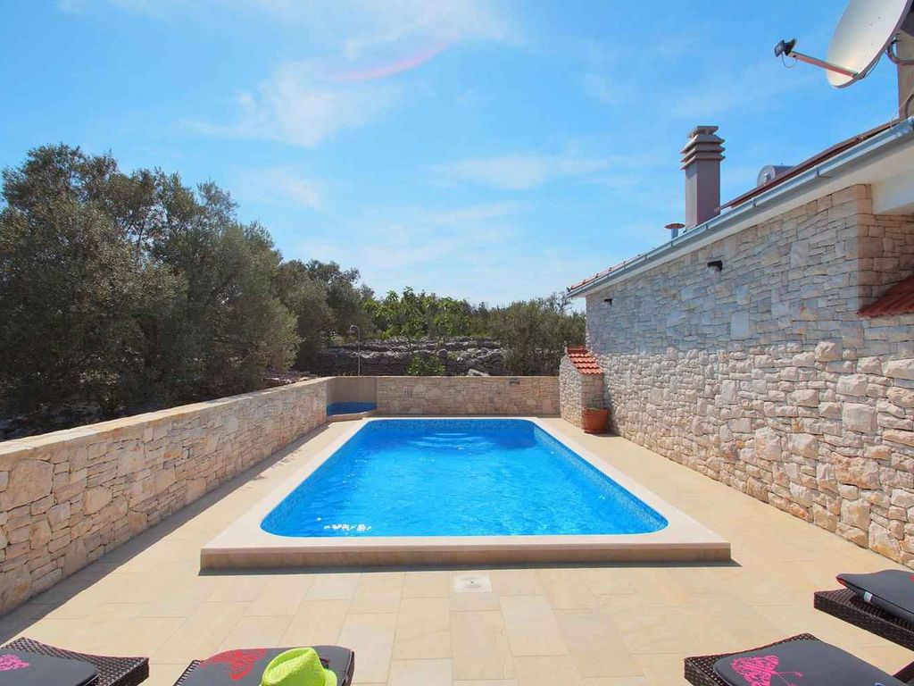 Ferienhaus mit Terrasse und Pool