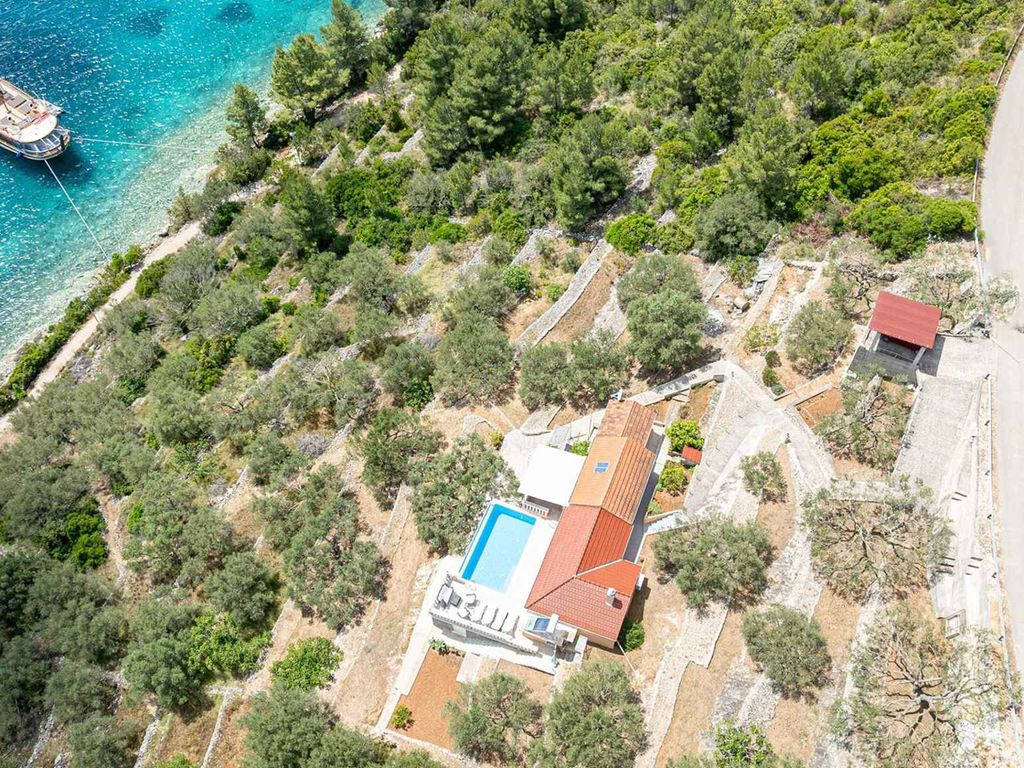 Ferienhaus mit Pool und Meerblick