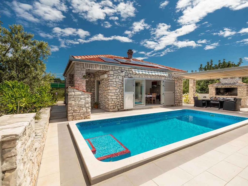 Ferienhaus mit Pool und Terrasse