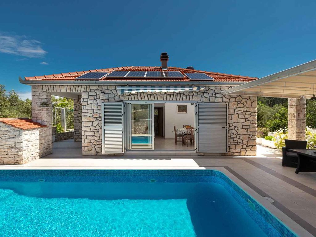 Ferienhaus mit Pool und Terrasse