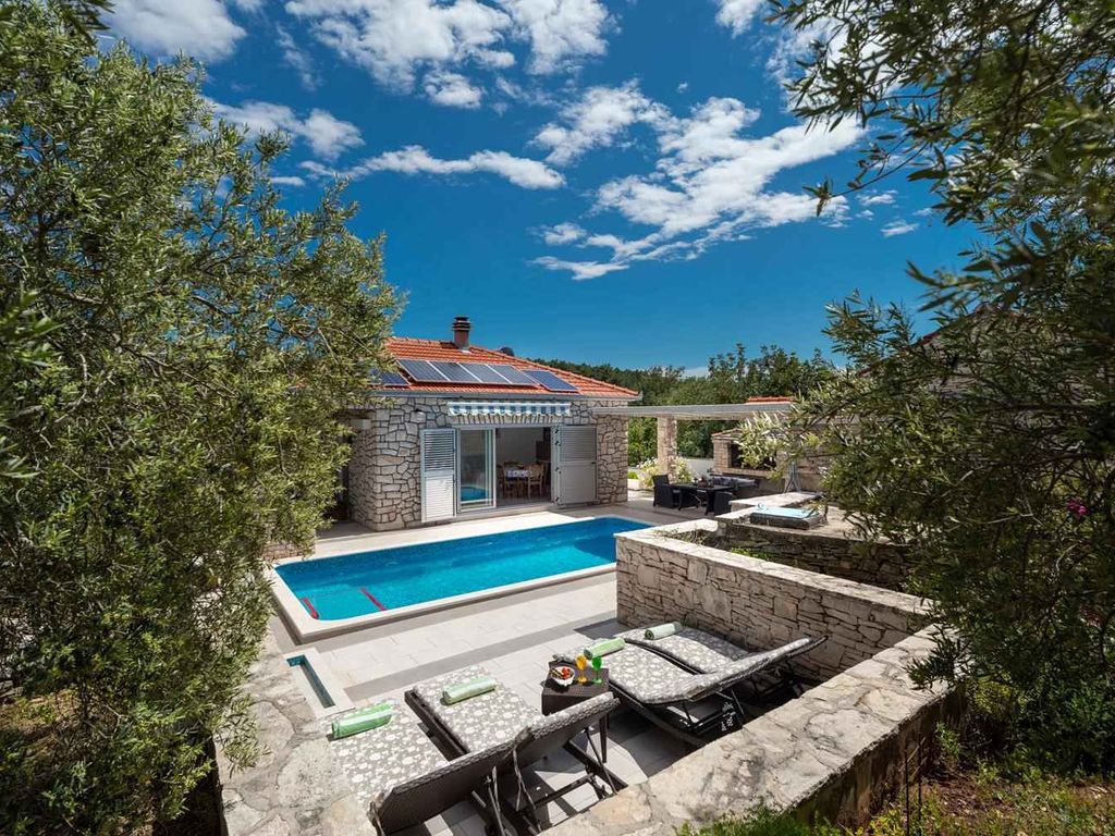Ferienhaus mit Pool und Terrasse
