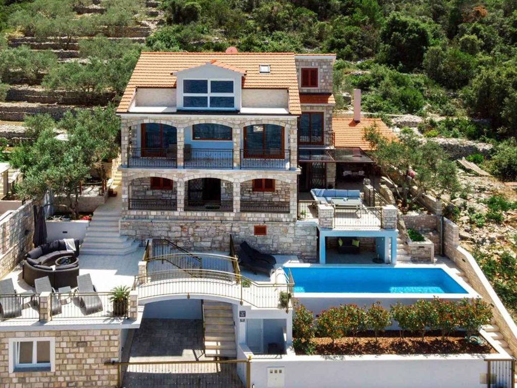 Ferienhaus mit Pool und Meerblick