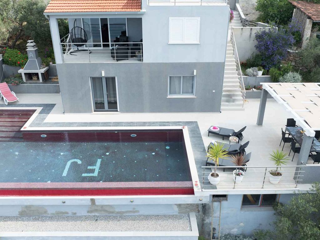 Villa mit Pool und Meerblick