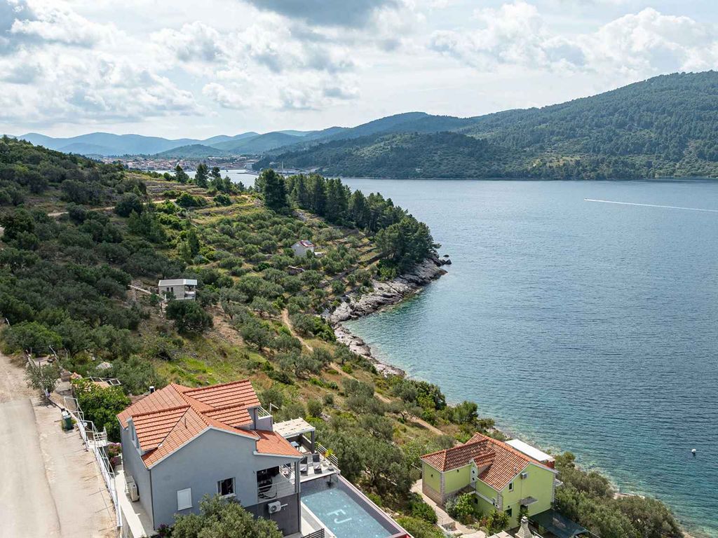 Villa mit Pool und Meerblick