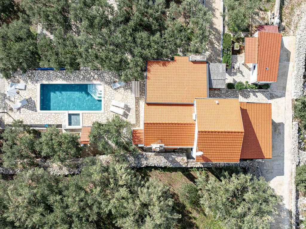Ferienhaus Ferienhaus Ivan mit beheiztem Pool