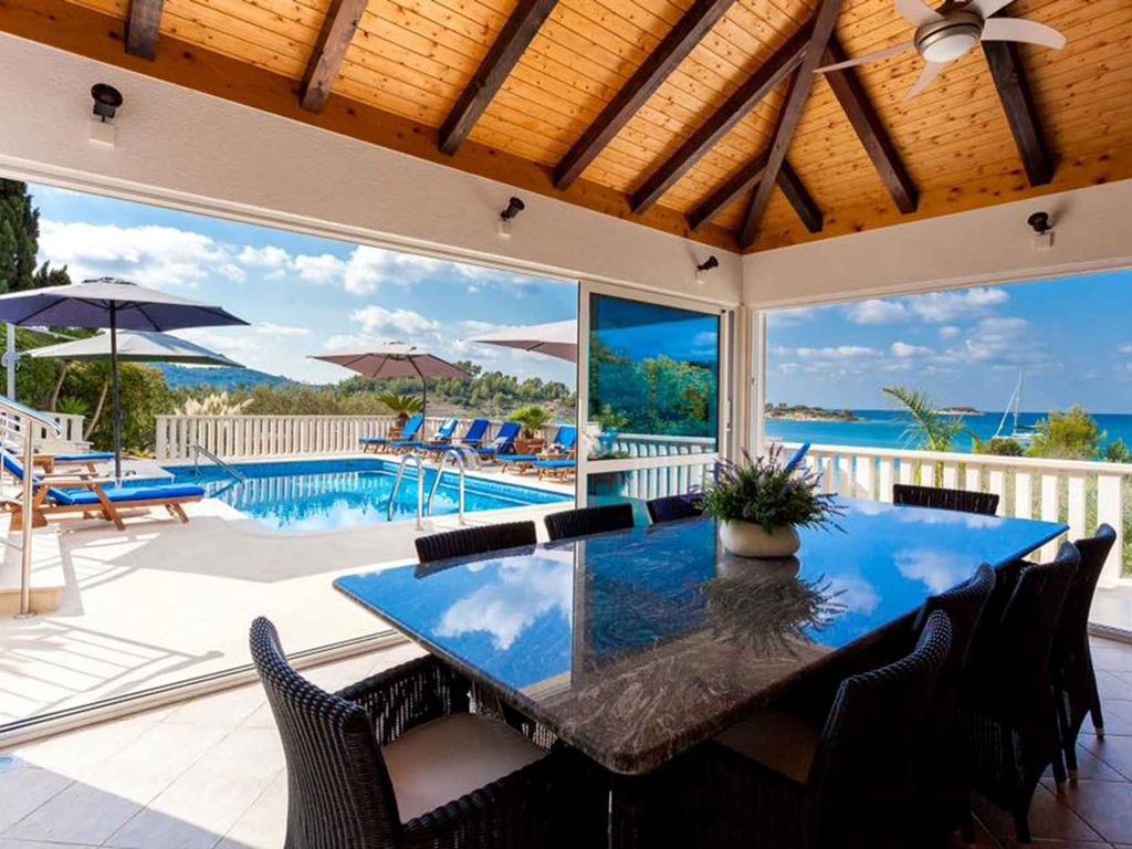 Villa mit Pool und Terrasse