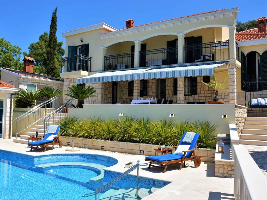 Villa mit Pool und Terrasse