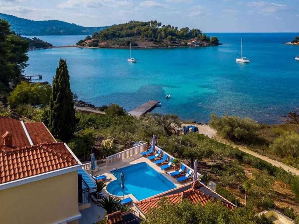 Villa mit Pool und Terrasse