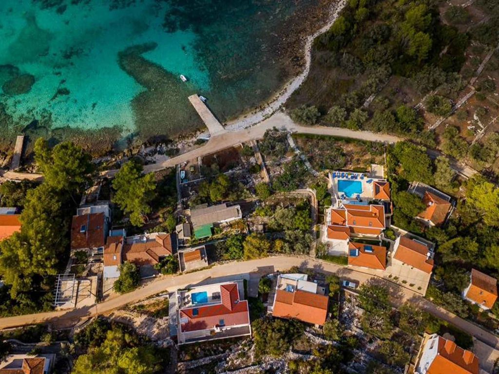 Villa mit Pool und Terrasse