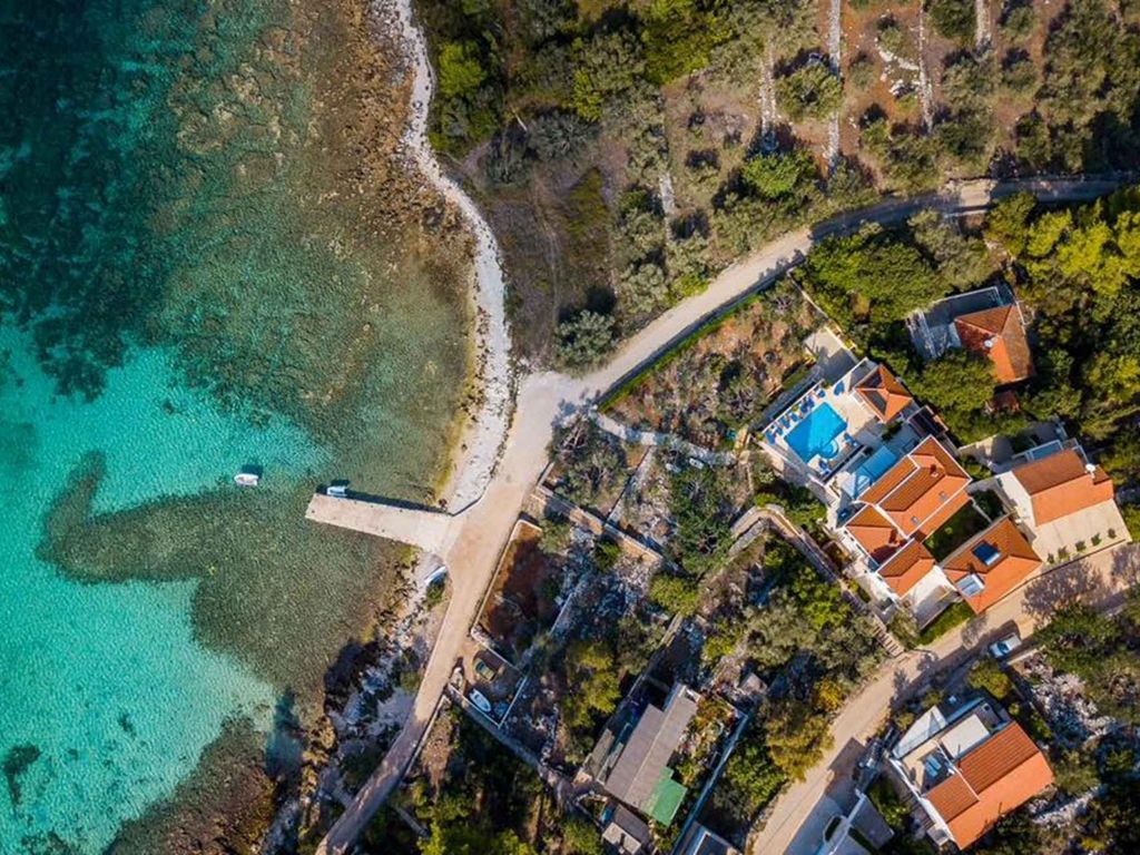 Villa mit Pool und Terrasse