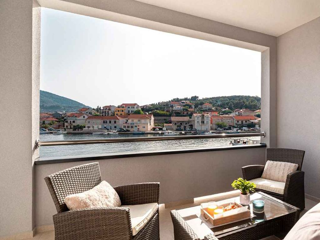 Ferienwohnung Superior One-Bedroom Apartment with Terrace and Sea View Morski trag