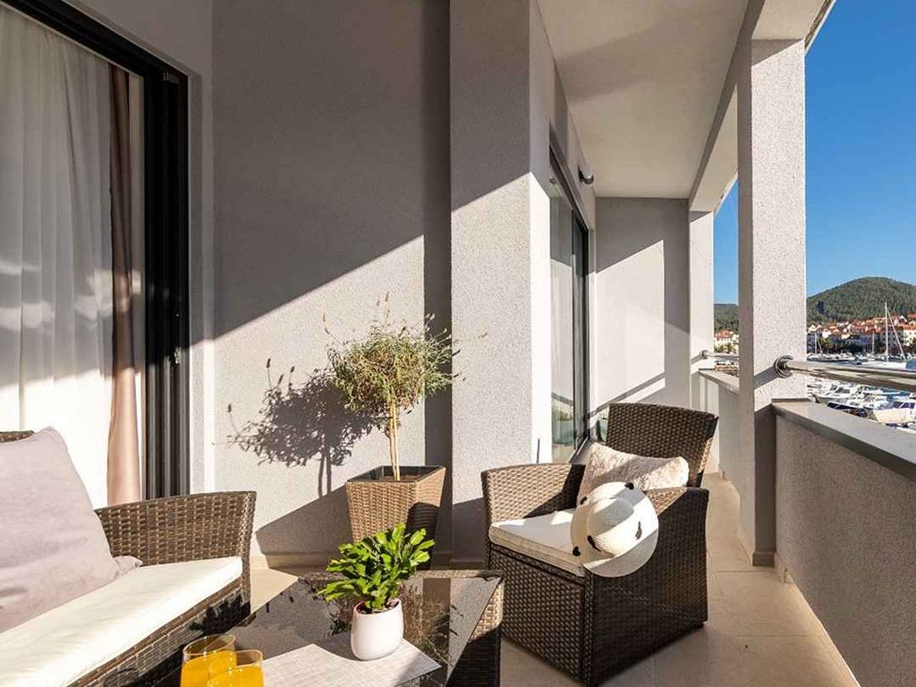Ferienwohnung Superior One-Bedroom Apartment with Terrace and Sea View Morski trag