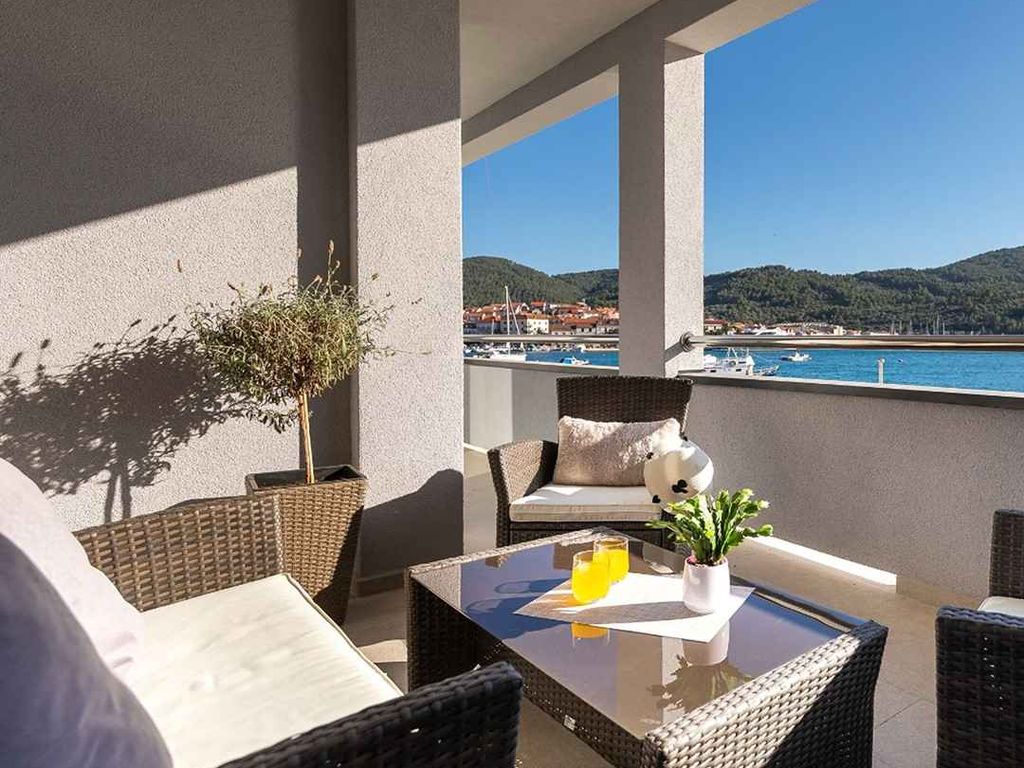 Ferienwohnung Superior One-Bedroom Apartment with Terrace and Sea View Morski trag