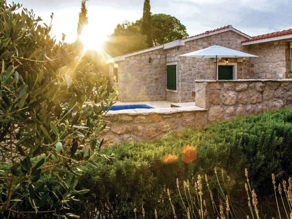 Ferienhaus mit Pool und Grill