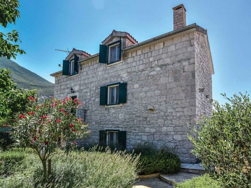Ferienhaus mit Pool und Grill