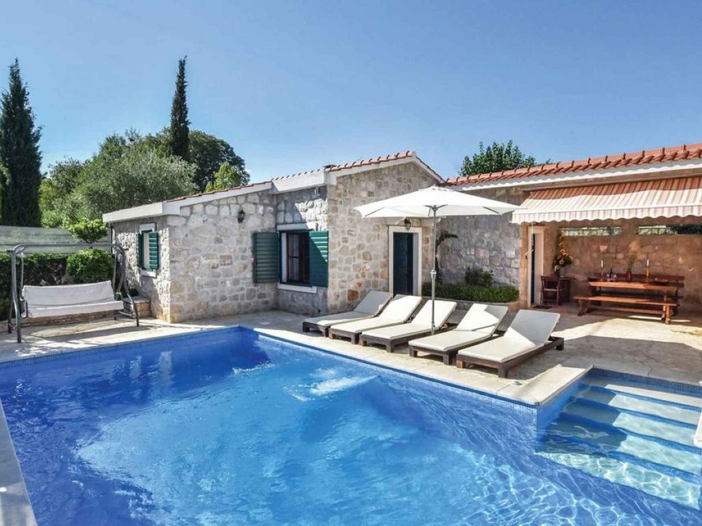 Ferienhaus mit Pool und Grill